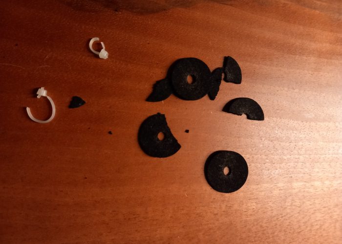 Zerbröselter Original Staubschutz, der bei Wartungsarbeiten ausgetauscht wird