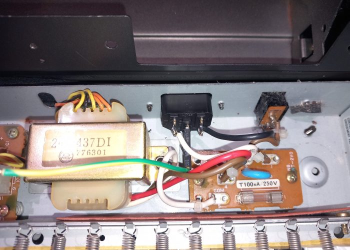 alpha Juno 2, Umbau 2-polige Netzbuchse auf 3-polig mit Erdung