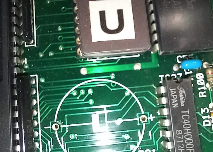 Ausgelötete Batterie des alpha Juno