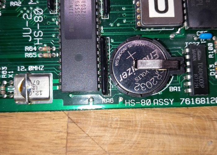 Installierter Batteriehalter im alpha Juno