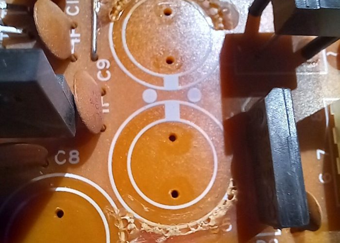 Ausgelötete Kondensatoren im Netzteil des alpha Juno