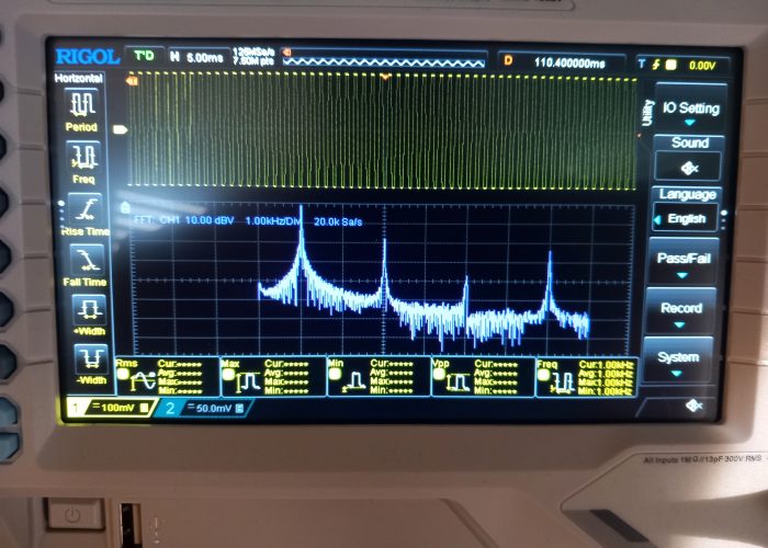 Frequenzanalyse des Outputsignals zur Eliminierung von Verzerrungen