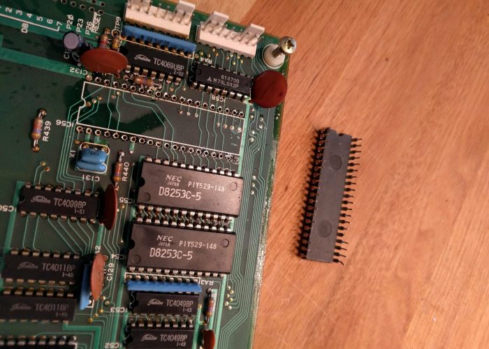 Ausgelötete CPU des Juno 6