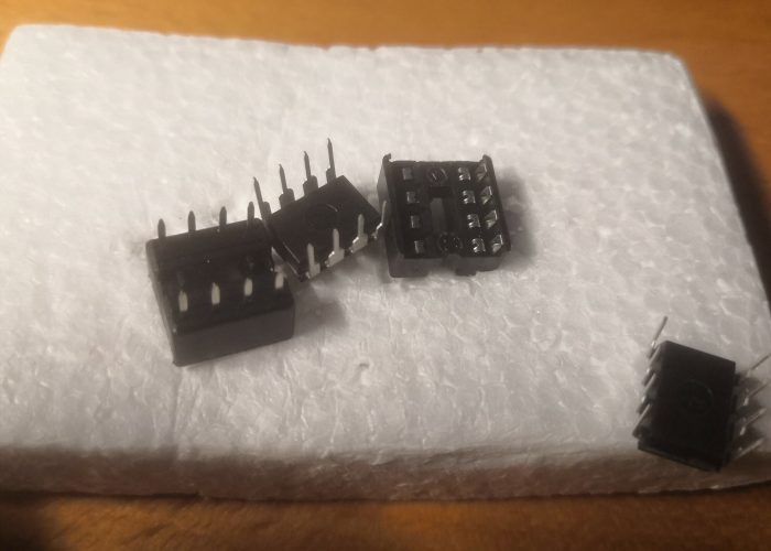 Neue MN3009 Chips mit Sockel zur Reparatur eines rauschenden Chorus