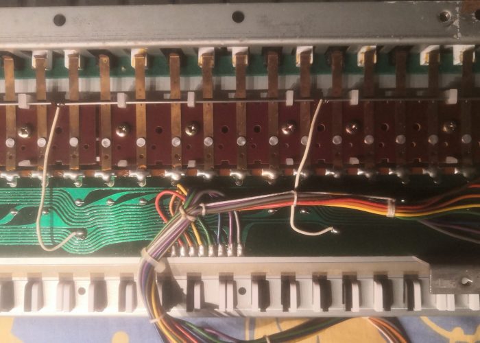 Wartung der Tastaturmechanik eines Juno 6